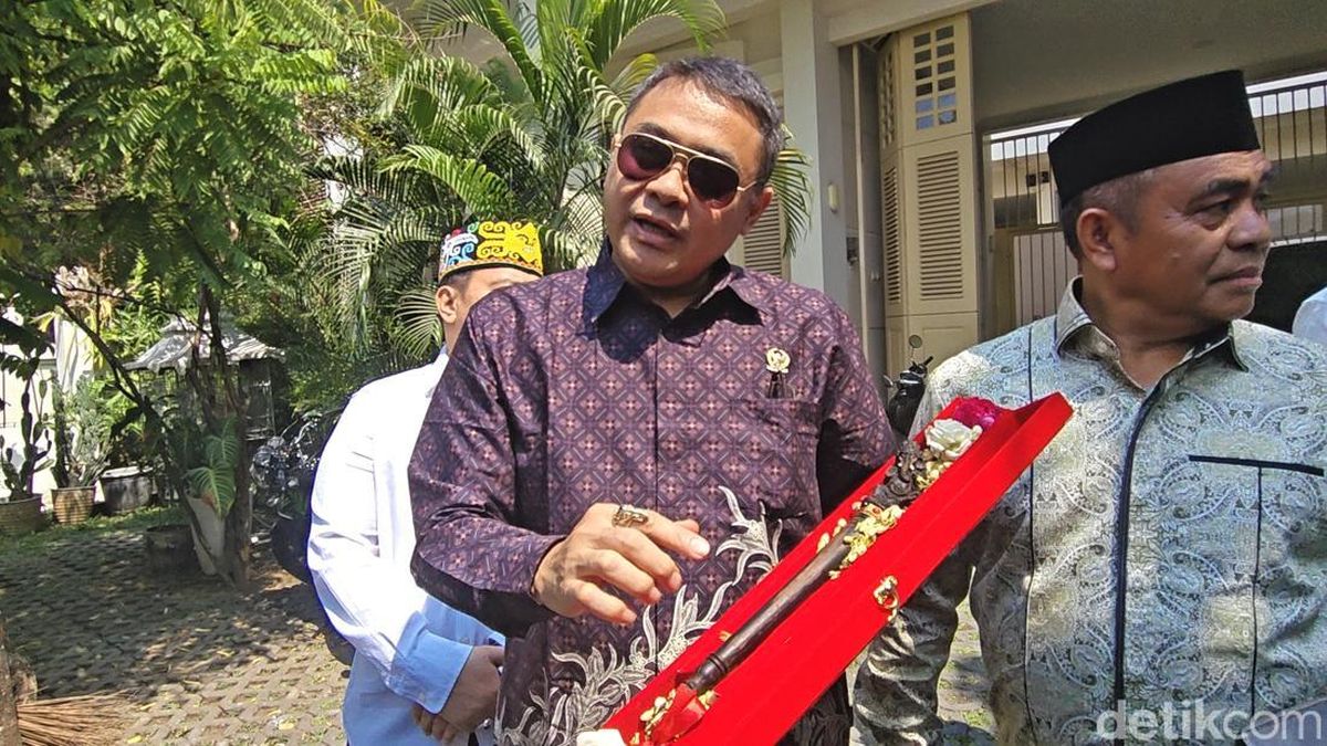 Anggota DPD RI Hadiahi Jokowi Tongkat Ganesha, Ini Maknanya