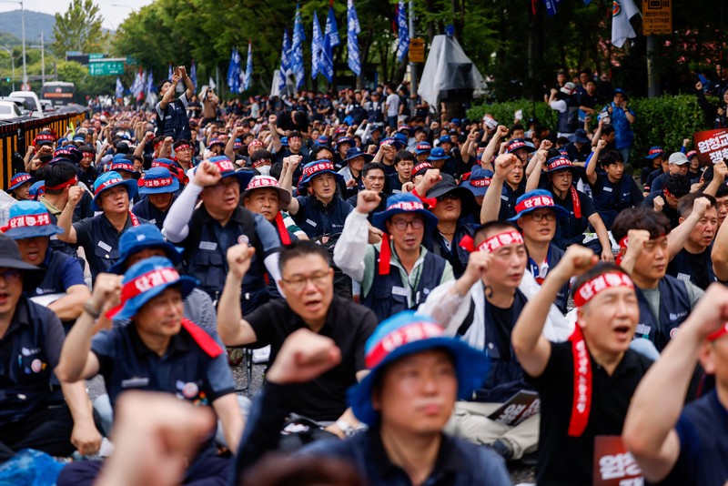 Anggota Serikat Pekerja Logam Korea meneriakkan slogan dan mengangkat kepalan tangan dalam unjuk rasa di luar kantor pusat Hyundai Motor Company saat serikat pekerja perusahaan otomotif tersebut menggelar pemogokan kerja total pertama dalam satu dekade, di Seoul, Korea Selatan, pada 21 Agustus 2026. (REUTERS/Kim Soo-hyeon)