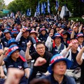 Anggota Serikat Pekerja Logam Korea meneriakkan slogan dan mengangkat kepalan tangan dalam unjuk rasa di luar kantor pusat Hyundai Motor Company saat serikat pekerja perusahaan otomotif tersebut menggelar pemogokan kerja total pertama dalam satu deka