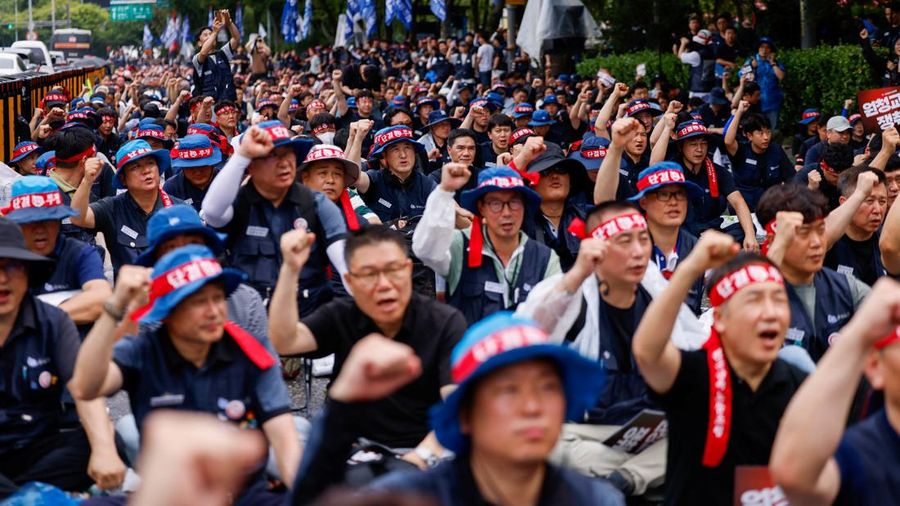 Anggota Serikat Pekerja Logam Korea meneriakkan slogan dan mengangkat kepalan tangan dalam unjuk rasa di luar kantor pusat Hyundai Motor Company saat serikat pekerja perusahaan otomotif tersebut menggelar pemogokan kerja total pertama dalam satu deka