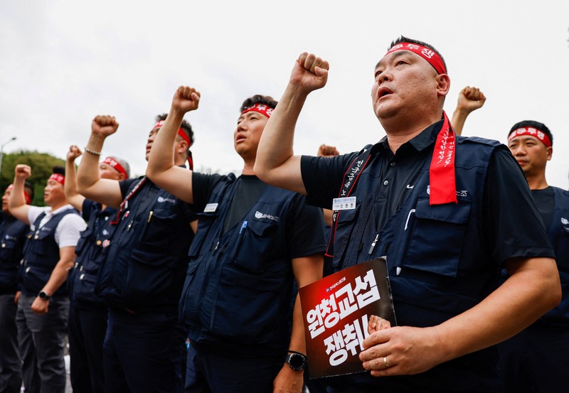 Anggota Serikat Pekerja Logam Korea meneriakkan slogan dan mengangkat kepalan tangan dalam unjuk rasa di luar kantor pusat Hyundai Motor Company saat serikat pekerja perusahaan otomotif tersebut menggelar pemogokan kerja total pertama dalam satu dekade, di Seoul, Korea Selatan, pada 21 Agustus 2026. (REUTERS/Kim Soo-hyeon)