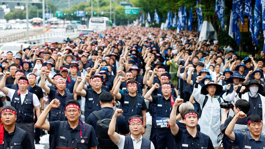 Anggota Serikat Pekerja Logam Korea mengangkat kepalan tangan mereka dalam sebuah unjuk rasa di luar kantor pusat Hyundai Motor Company saat serikat pekerja perusahaan otomotif tersebut menggelar pemogokan kerja total pertamanya dalam satu dekade, di Seoul, Korea Selatan, pada 21 Agustus 2026.