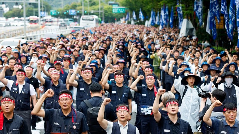 Anggota Serikat Pekerja Logam Korea mengangkat kepalan tangan mereka dalam sebuah unjuk rasa di luar kantor pusat Hyundai Motor Company saat serikat pekerja perusahaan otomotif tersebut menggelar pemogokan kerja total pertamanya dalam satu dekade, di Seoul, Korea Selatan, pada 21 Agustus 2026.