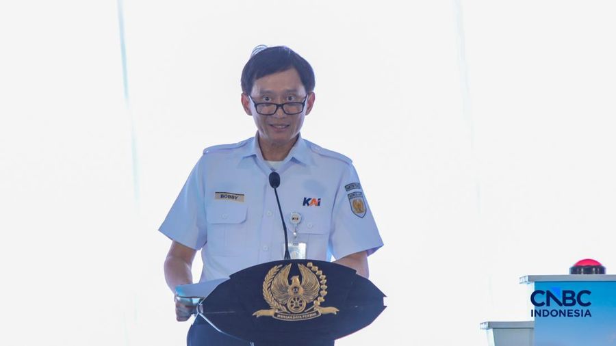 Direktur Utama PT Kereta Api Indonesia (Persero), Bobby Rasyidin menyampaikan sambutan saat groundbreaking hunian terjangkau di kawasan dekat Stasiun Manggarai, Jakarta, Jumat (21/8/2026). (CNBC Indonesia/Faisal Rahman)
