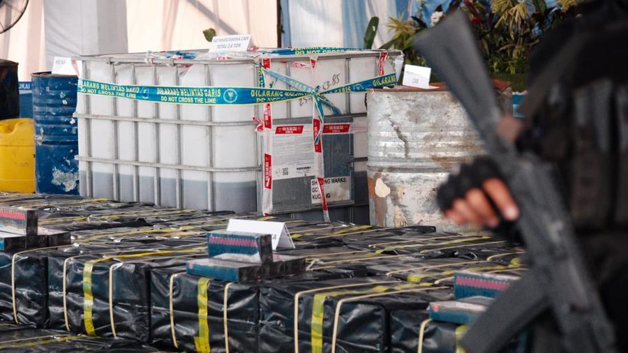 Ditjen Bea dan Cukai bersama BNN dan Polri merilis tangkapan penyelundup 2,6 ton sabu cair dan 1,57 juta rokok ilegal. (Dok Humas DJBC)