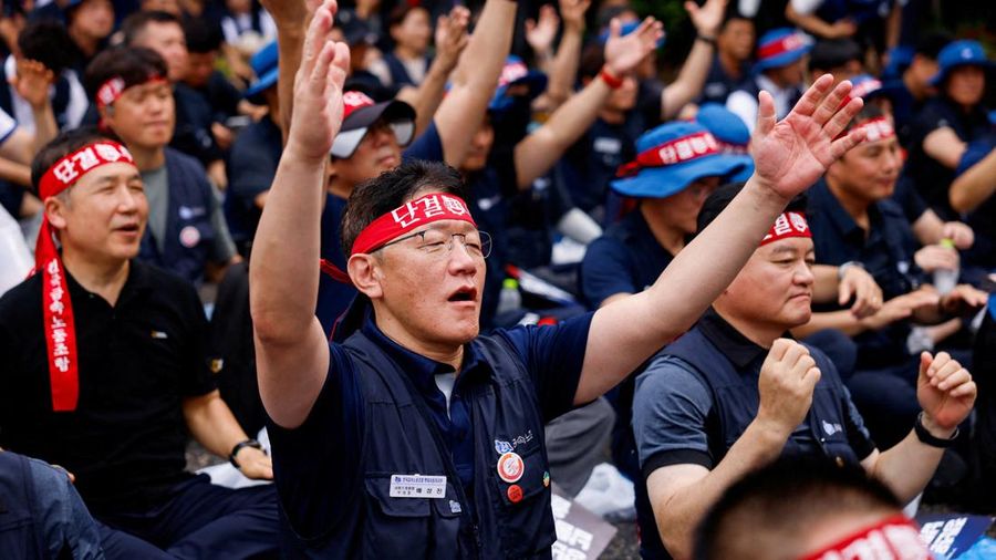 A member of the Korean Metal Workers' Union raises his arms during a rally outside Hyundai Motor Company headquarters as the automaker's union staged its first full strike in a decade, in Seoul, South Korea, August 21, 2026. REUTERS/Kim Soo-hyeon