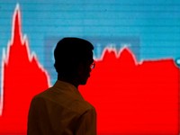 A man walks past a screen displaying news of markets update inside the Bombay Stock Exchange (BSE) building in Mumbai, India, February 6, 2018. (REUTERS/Danish Siddiqui  TPX IMAGES OF THE DAY)