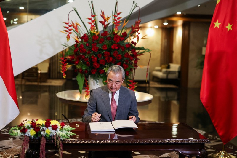 Menteri Luar Negeri Tiongkok Wang Yi menghadiri pertemuan dengan Menteri Luar Negeri Indonesia Sugiono di Kementerian Luar Negeri di Jakarta, Indonesia, pada 21 Agustus 2026. REUTERS/Tommy Patrio S