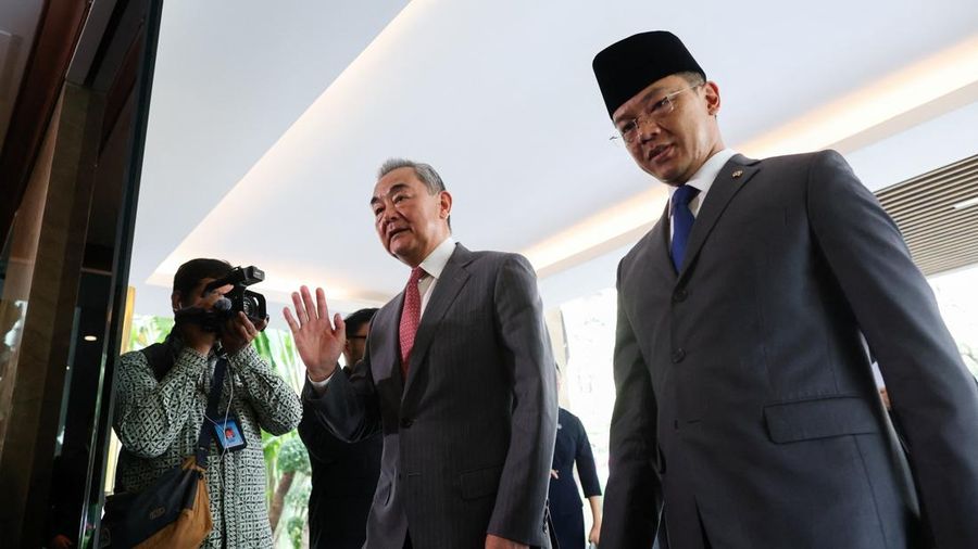 Menteri Luar Negeri Indonesia Sugiono bertemu Menteri Luar Negeri Tiongkok Wang Yi   saat kunjungan di Kementerian Luar Negeri di Jakarta, Indonesia, pada 21/8/2026. REUTERS/Edgar Su