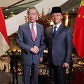 Menteri Luar Negeri Indonesia Sugiono bertemu Menteri Luar Negeri Tiongkok Wang Yi   saat kunjungan di Kementerian Luar Negeri di Jakarta, Indonesia, pada 21/8/2026. REUTERS/Edgar Su