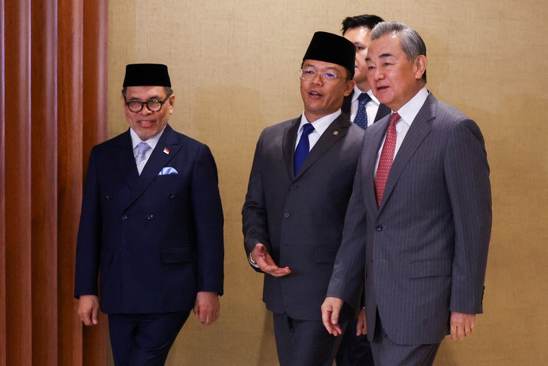 Menteri Luar Negeri Tiongkok Wang Yi menghadiri pertemuan dengan Menteri Luar Negeri Indonesia Sugiono di Kementerian Luar Negeri di Jakarta, Indonesia, pada 21 Agustus 2026. REUTERS/Tommy Patrio S