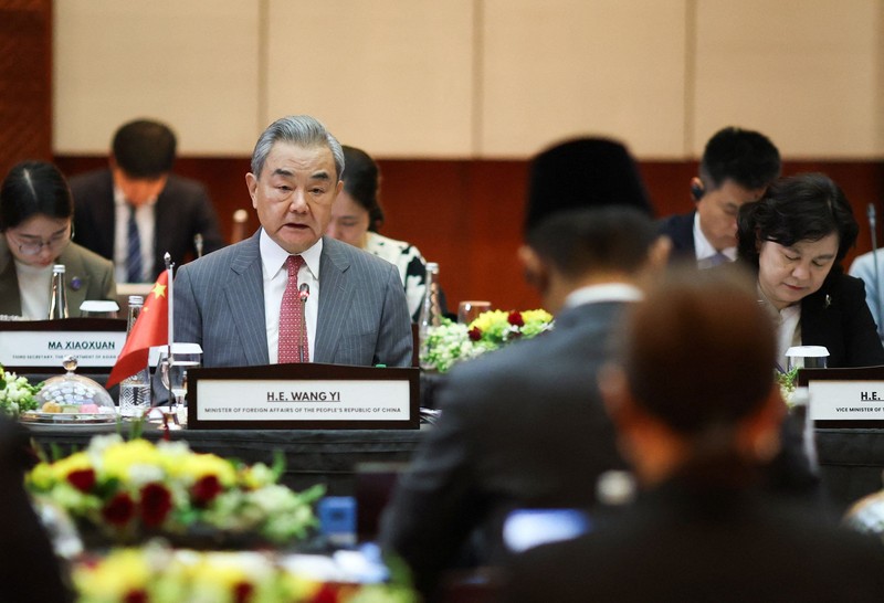 Menteri Luar Negeri Tiongkok Wang Yi menghadiri pertemuan dengan Menteri Luar Negeri Indonesia Sugiono di Kementerian Luar Negeri di Jakarta, Indonesia, pada 21 Agustus 2026. REUTERS/Tommy Patrio S