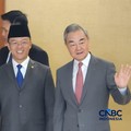 Menteri Luar Negeri Tiongkok Wang Yi melambaikan tangan saat berjalan bersama Menlu RI Sugiono, pada hari pertemuan di Kementerian Luar Negeri di Jakarta, Indonesia, 21/8/2026. (CNBC Indonesia/Tommy Patrio S)
