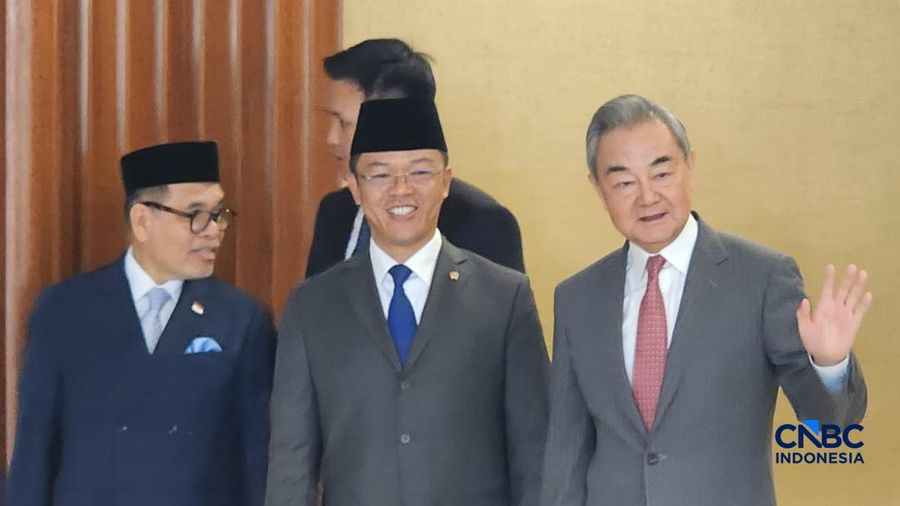Menteri Luar Negeri Tiongkok Wang Yi melambaikan tangan saat berjalan bersama Menlu RI Sugiono, pada hari pertemuan di Kementerian Luar Negeri di Jakarta, Indonesia, 21/8/2026. (CNBC Indonesia/Tommy Patrio S)