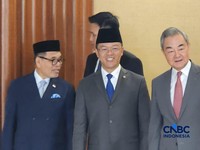 Menteri Luar Negeri Tiongkok Wang Yi melambaikan tangan saat berjalan bersama Menlu RI Sugiono, pada hari pertemuan di Kementerian Luar Negeri di Jakarta, Indonesia, 21/8/2026. (CNBC Indonesia/Tommy Patrio S)