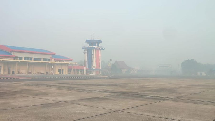 Kabut asap memenuhi Bandara H. Asan, di kota Sampit, Kalimantan Tengah. Direktorat Jenderal Perhubungan Udara Kementerian Perhubungan (Kemenhub) terus memantau pergerakan asap kebakaran hutan dan lahan (karhutla) yang terjadi di Kalimantan dan dampak