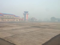 Kabut asap memenuhi Bandara H. Asan, di kota Sampit, Kalimantan Tengah. Direktorat Jenderal Perhubungan Udara Kementerian Perhubungan (Kemenhub) terus memantau pergerakan asap kebakaran hutan dan lahan (karhutla) yang terjadi di Kalimantan dan dampak