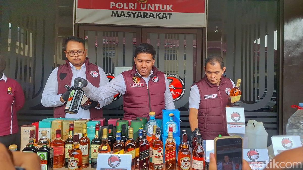 Polisi Bongkar Rumah Produksi Miras Oplosan di Margahayu Bandung