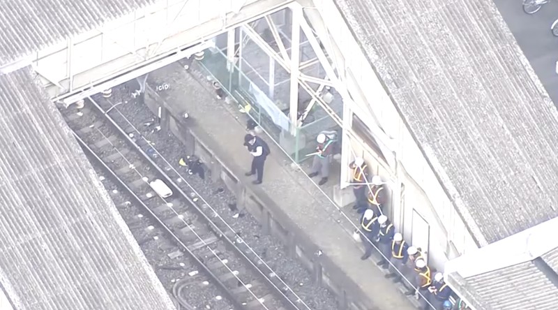 Empat orang pria tewas setelah tertabrak kereta ekspres saat melakukan pekerjaan pemeliharaan di sebuah stasiun kereta di Jepang, Kamis (20/8). (Nippon TV Via Reuters)