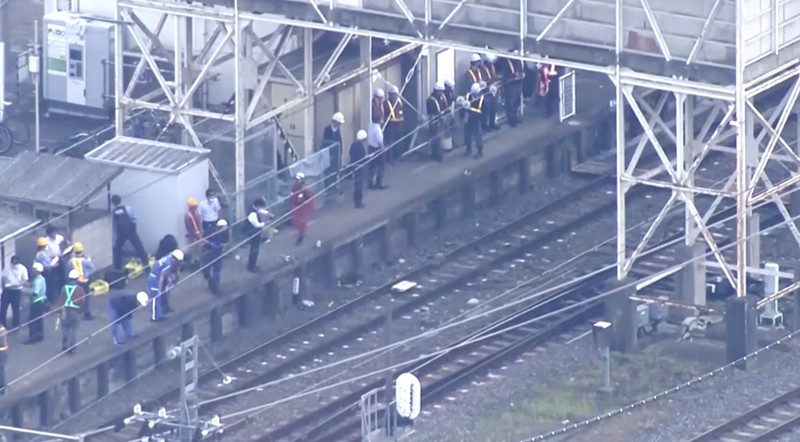 Empat orang pria tewas setelah tertabrak kereta ekspres saat melakukan pekerjaan pemeliharaan di sebuah stasiun kereta di Jepang, Kamis (20/8). (Nippon TV Via Reuters)
