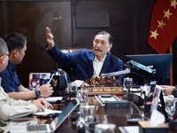 Kepala Badan Gizi Nasional (BGN), Pak Sudaryono berdiskusi dengan Ketua Dewan Ekonomi Nasional (DEN) Luhut Binsar Pandjaitan terkait pembenahan tata laksana Program Makan Bergizi Gratis (MBG). (Instagram/Luhut.Pandjaitan)