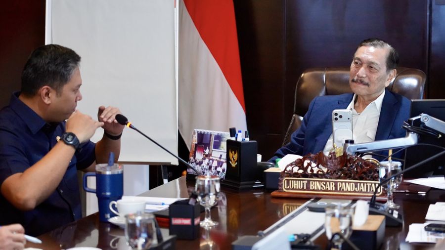 Kepala Badan Gizi Nasional (BGN), Pak Sudaryono berdiskusi dengan Ketua Dewan Ekonomi Nasional (DEN) Luhut Binsar Pandjaitan terkait pembenahan tata laksana Program Makan Bergizi Gratis (MBG). (Instagram/Luhut.Pandjaitan)