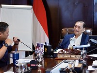 Kepala Badan Gizi Nasional (BGN), Pak Sudaryono berdiskusi dengan Ketua Dewan Ekonomi Nasional (DEN) Luhut Binsar Pandjaitan terkait pembenahan tata laksana Program Makan Bergizi Gratis (MBG). (Instagram/Luhut.Pandjaitan)