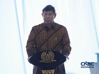 Ketua Satgas Perumahan (Hunian), Hashim Djojohadikusumo menyampaikan sambutan saat groundbreaking hunian terjangkau di kawasan dekat Stasiun Manggarai, Jakarta, Jumat (21/8/2026). (CNBC Indonesia/Faisal Rahman)