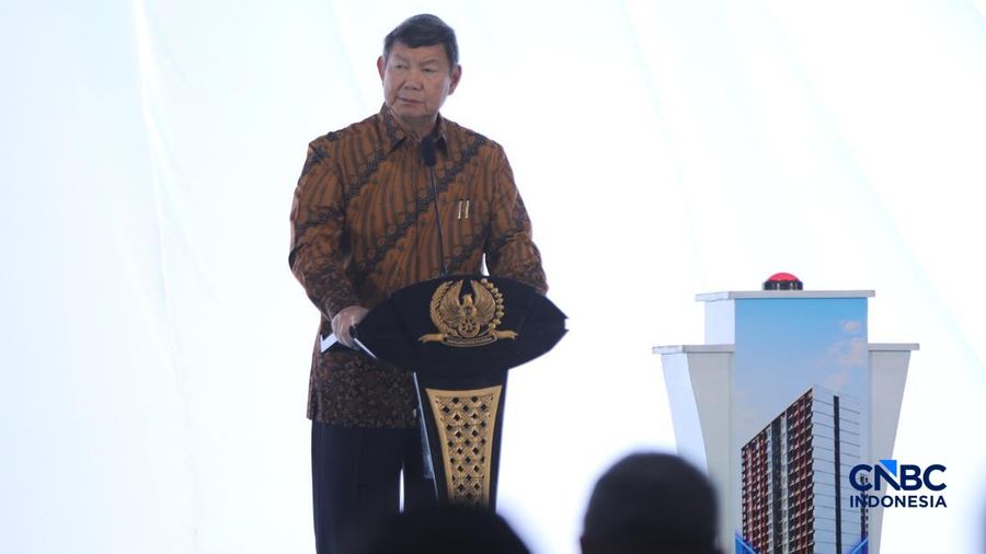Ketua Satgas Perumahan (Hunian), Hashim Djojohadikusumo menyampaikan sambutan saat groundbreaking hunian terjangkau di kawasan dekat Stasiun Manggarai, Jakarta, Jumat (21/8/2026). (CNBC Indonesia/Faisal Rahman)