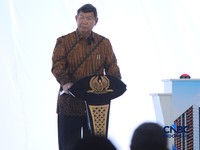 Ketua Satgas Perumahan (Hunian), Hashim Djojohadikusumo menyampaikan sambutan saat groundbreaking hunian terjangkau di kawasan dekat Stasiun Manggarai, Jakarta, Jumat (21/8/2026). (CNBC Indonesia/Faisal Rahman)