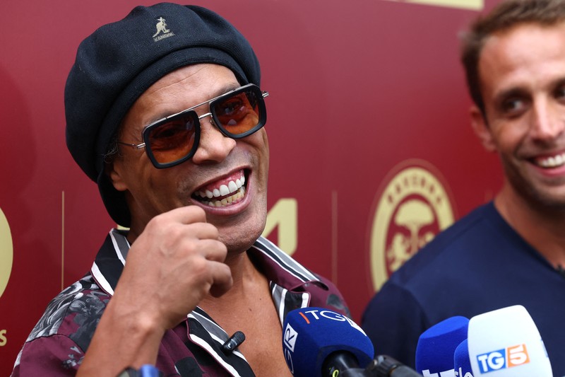 Legenda Brasil Ronaldinho memberikan gestur saat diperkenalkan sebagai pemain baru Ravenna FC, di Stadion Bruno Benelli, Ravenna, Italia, 20 Agustus 2026. (REUTERS/Ciro De Luca)