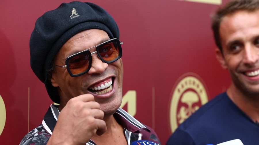 Legenda Brasil Ronaldinho berbicara kepada media saat diperkenalkan sebagai pemain baru Ravenna FC, di Stadion Bruno Benelli, Ravenna, Italia, 20 Agustus 2026.