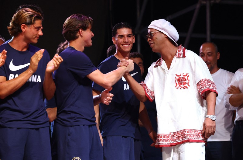 Legenda Brasil Ronaldinho memberikan gestur saat diperkenalkan sebagai pemain baru Ravenna FC, di Stadion Bruno Benelli, Ravenna, Italia, 20 Agustus 2026. (REUTERS/Ciro De Luca)