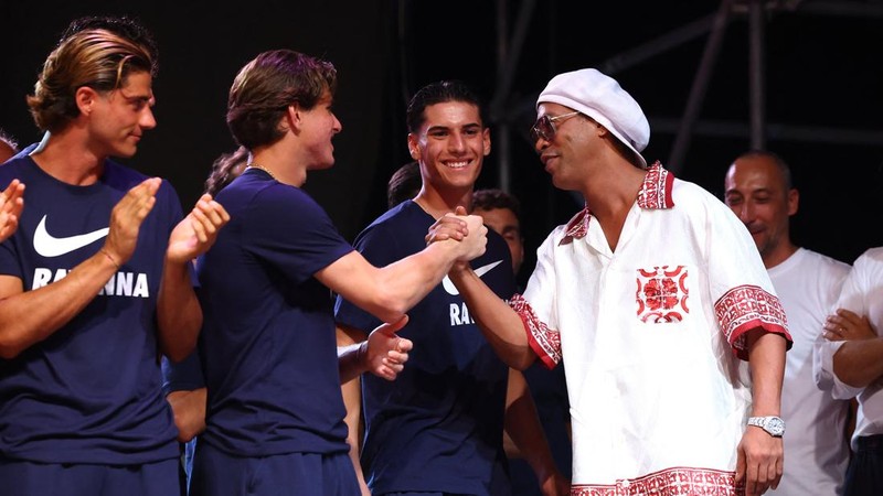 Legenda Brasil Ronaldinho berjabat tangan saat diperkenalkan sebagai pemain baru Ravenna FC, di Stadion Bruno Benelli, Ravenna, Italia, 20 Agustus 2026.