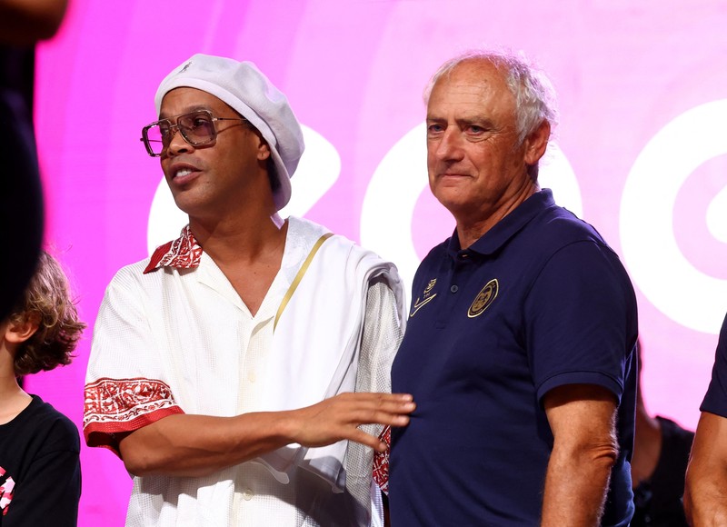 Legenda Brasil Ronaldinho memberikan gestur saat diperkenalkan sebagai pemain baru Ravenna FC, di Stadion Bruno Benelli, Ravenna, Italia, 20 Agustus 2026. (REUTERS/Ciro De Luca)