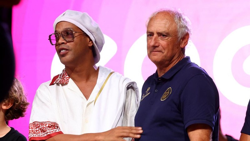 Legenda Brasil Ronaldinho berpose bersama pelatih Andrea Mandorlini saat diperkenalkan sebagai pemain baru Ravenna FC, di Stadion Bruno Benelli, Ravenna, Italia, 20 Agustus 2026.