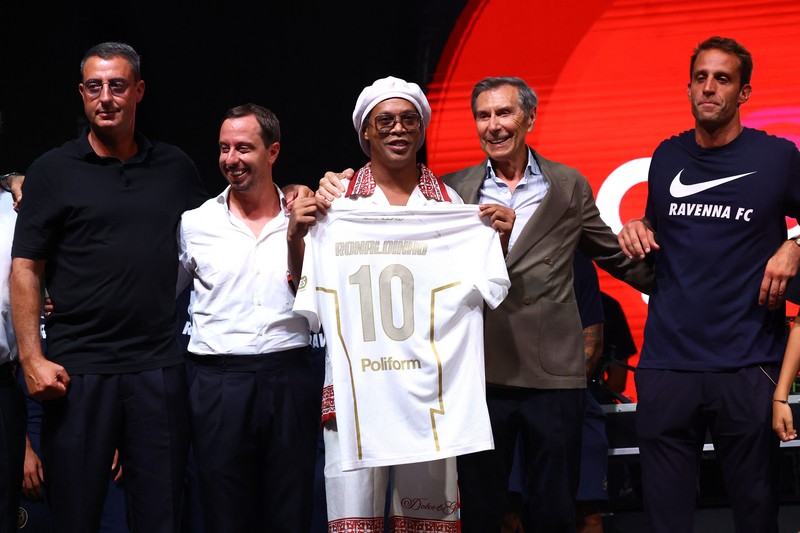 Legenda Brasil Ronaldinho memberikan gestur saat diperkenalkan sebagai pemain baru Ravenna FC, di Stadion Bruno Benelli, Ravenna, Italia, 20 Agustus 2026. (REUTERS/Ciro De Luca)