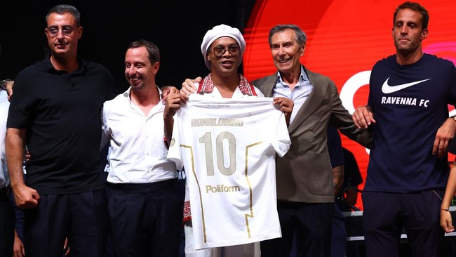 Momen Ronaldinho Tiba-Tiba Jadi Pemilik Klub Serie C Italia Ravenna