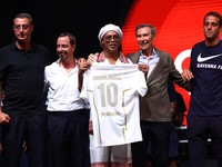 Legenda Brasil Ronaldinho berpose mengenakan jersey barunya bersama Presiden Ravenna FC Ignazio Cipriani dalam acara perkenalan tim, di Stadion Bruno Benelli, Ravenna, Italia, 20 Agustus 2026. (REUTERS/Ciro De Luca)