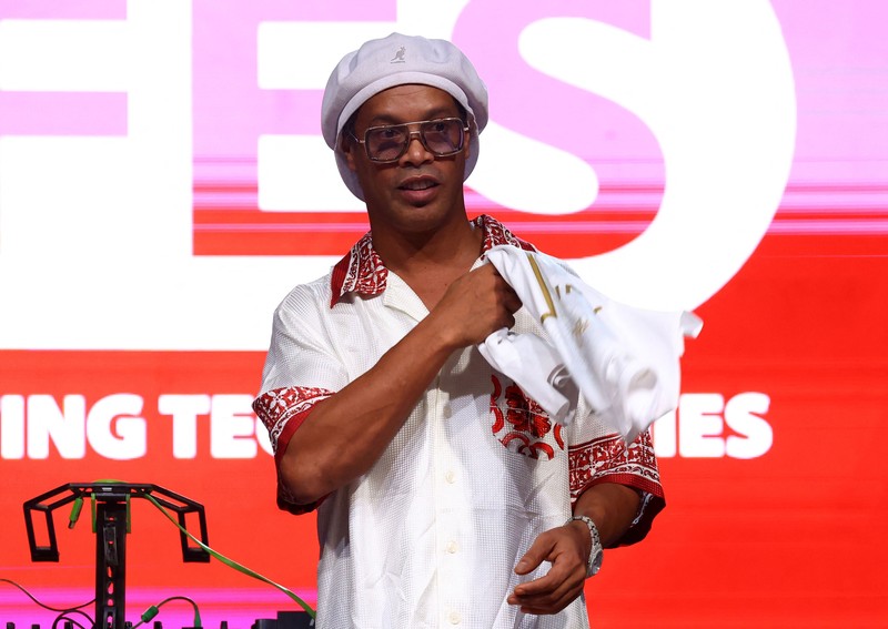 Legenda Brasil Ronaldinho memberikan gestur saat diperkenalkan sebagai pemain baru Ravenna FC, di Stadion Bruno Benelli, Ravenna, Italia, 20 Agustus 2026. (REUTERS/Ciro De Luca)
