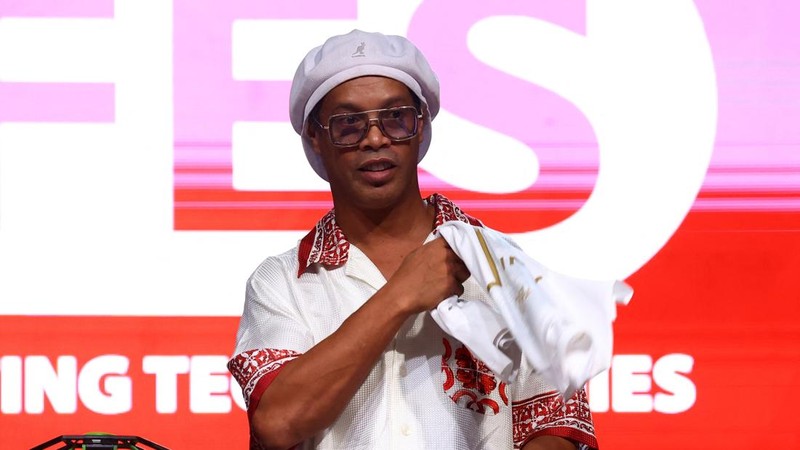 Legenda Brasil Ronaldinho berpose saat diperkenalkan sebagai pemain baru Ravenna FC, di Stadion Bruno Benelli, Ravenna, Italia, 20 Agustus 2026.