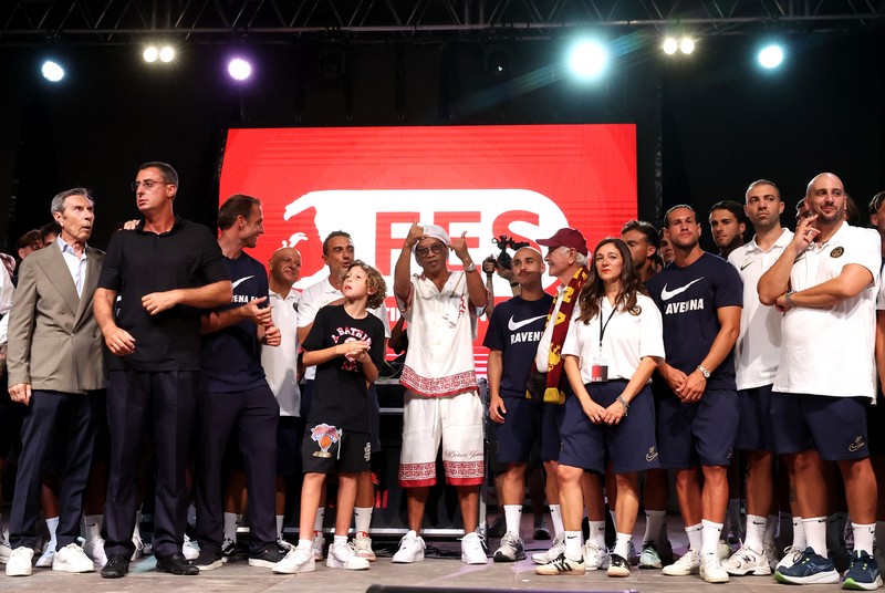 Legenda Brasil Ronaldinho memberikan gestur saat diperkenalkan sebagai pemain baru Ravenna FC, di Stadion Bruno Benelli, Ravenna, Italia, 20 Agustus 2026. (REUTERS/Ciro De Luca)