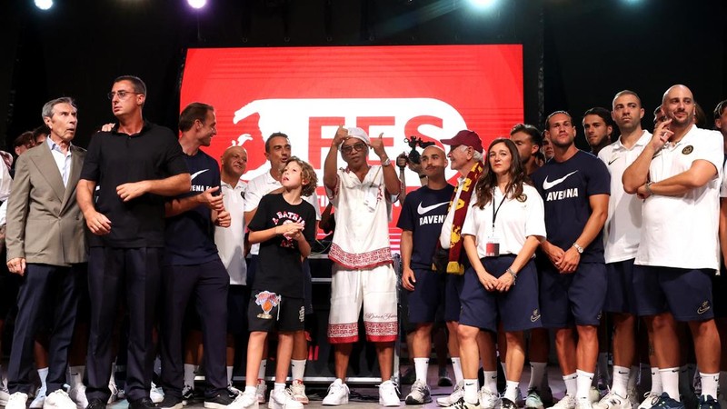 Legenda Brasil Ronaldinho memberikan gestur saat diperkenalkan sebagai pemain baru Ravenna FC, di Stadion Bruno Benelli, Ravenna, Italia, 20 Agustus 2026. (REUTERS/Ciro De Luca)
