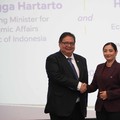 Menteri Koordinator Bidang Perekonomian Republik Indonesia Airlangga Hartarto dalam Konferensi Pers usai pertemuan dengan Menteri Federal untuk Kerja sama Ekonomi dan Pembangunan Jerman Reem Alabali Radovan beserta rombongan delegasi bisnis yang bert