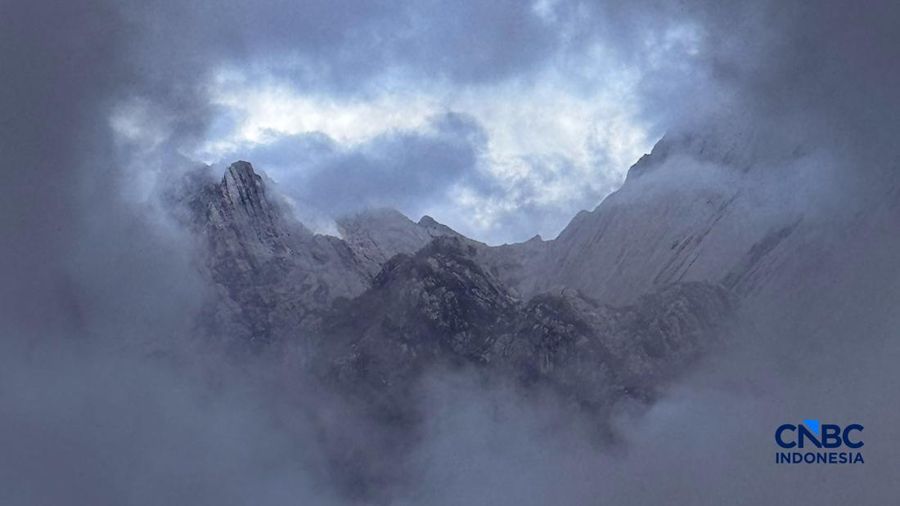 Pemandangan Puncak Carstensz atau Carstensz Pyramid di Kabupaten Mimika, Papua Tengah.