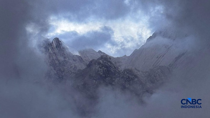 Pemandangan Puncak Carstensz atau Carstensz Pyramid di Kabupaten Mimika, Papua Tengah.