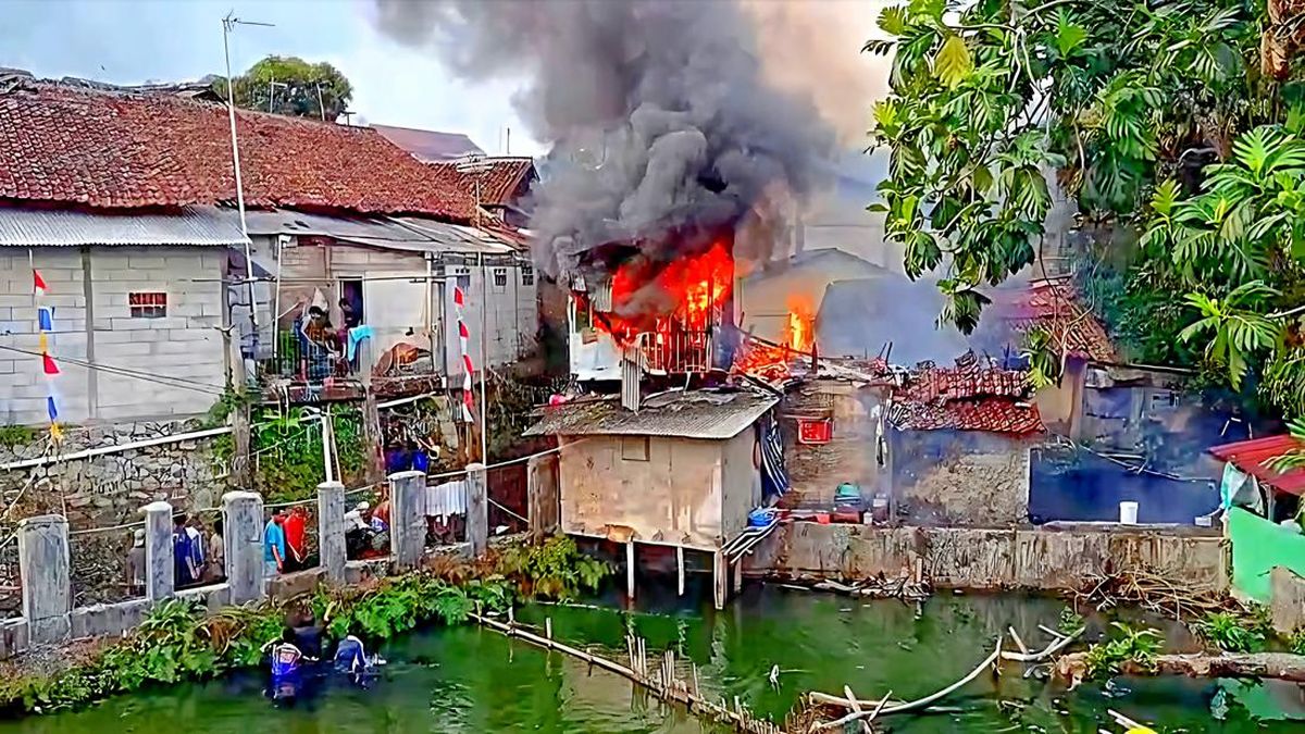 Kebakaran 3 Rumah di Cibadak, Warga Berjibaku Padamkan Api Pakai Air Kolam