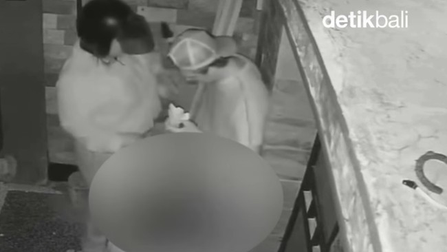 Viral! Turis Asing Berbuat Asusila di Depan Rumah Warga di Bali