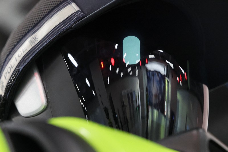 Sebuah robot polisi lalu lintas berbentuk manusia yang dikembangkan oleh SUPCON sedang bertugas di sebuah jalan di Hangzhou, Provinsi Zhejiang, China, pada 21 Juli 2026. (REUTERS/Go Nakamura)