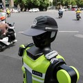 Sebuah robot polisi lalu lintas berbentuk manusia yang dikembangkan oleh SUPCON sedang bertugas di sebuah jalan di Hangzhou, Provinsi Zhejiang, China, pada 21 Juli 2026. (REUTERS/Go Nakamura)